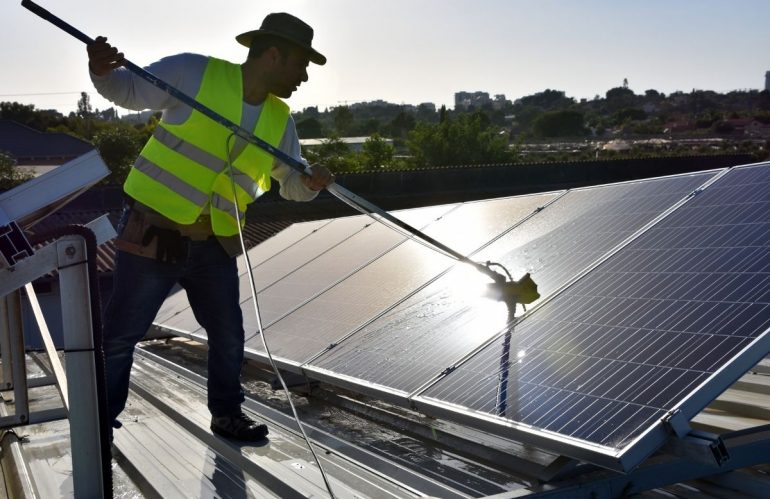 How to Clean Your Solar Panels in 6 Steps